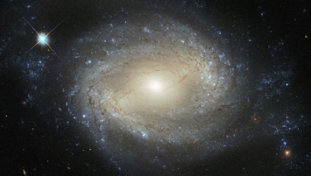 «Хаббл» запечатлел спокойную черную дыру в созвездии Девы