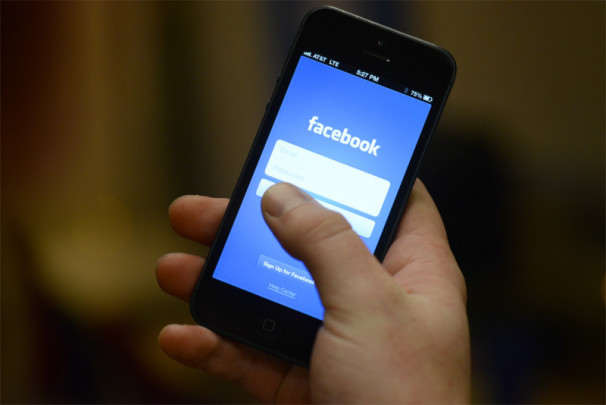 Фейсбук исправил сбои в разряжающем iPhone дополнении