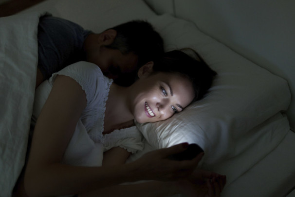 Актуальным для нашего времени телефонам нужен «постельный режим», — английские ученые