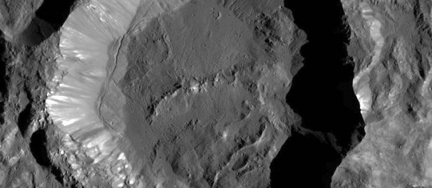 Зонд Dawn отыскал таинственные белые пятна в нескольких кратерах на Церере