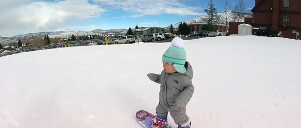 Годовалая сноубордистка покорила пользователей Сети