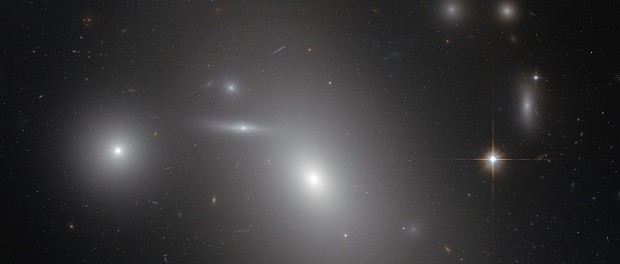 Хаббл получил снимок галактики с черной дырой массой в 21 млрд Солнц