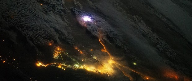 С борта МКС сфотографировали земные молнии