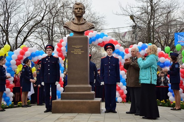 Монумент Юрию Гагарину открыли в Заводском районе Саратова