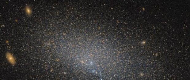 «Хаббл» нашел во Вселенной таинственную галактику-отшельницу