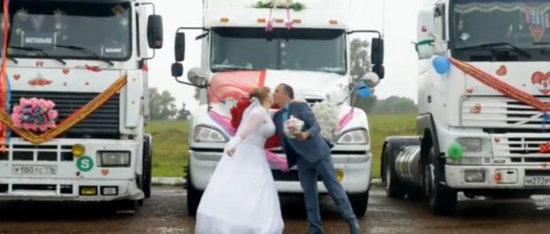 Видео «Свадьба дальнобойщика» набирает популярность в глобальной сети