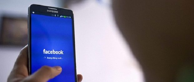 WhatsApp передаст телефоны пользователей в Facebook