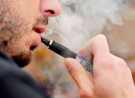 В Англии не менее 20 тысяч человек бросили курить через вейпинг