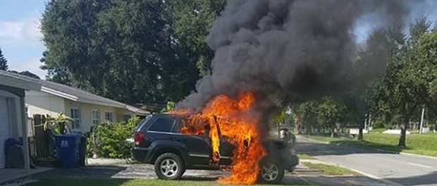 Из-за взрыва телефона Самсунг дотла сгорел вседорожный автомобиль