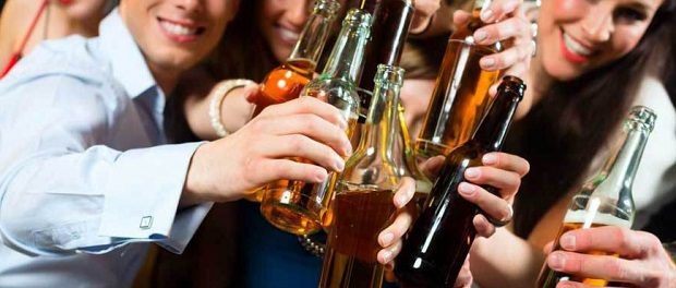 Количество выпитого алкоголя зависит от компании — Ученые