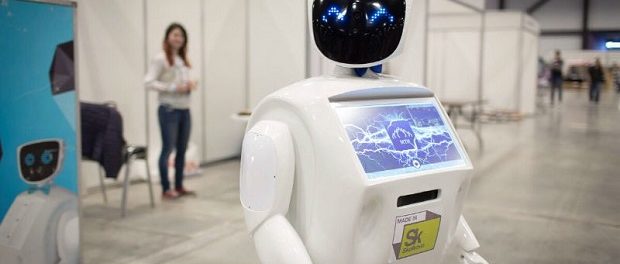 Робот провел лекцию по информационным технологиям в институте Калининграда