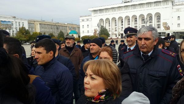 Митинг с требованием отставки городского руководства прошел в Махачкале