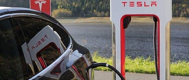 Tesla перестанет заряжать бесплатно свои новые электромобили