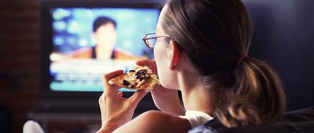 Ученые раскрыли главную опасность приема пищи перед телевизором