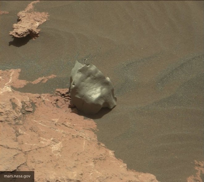 Марсоход Curiosity снова наткнулся на металлический метеорит