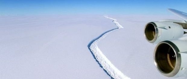 Ученые: От Антарктиды откалывается огромная ледяная глыба