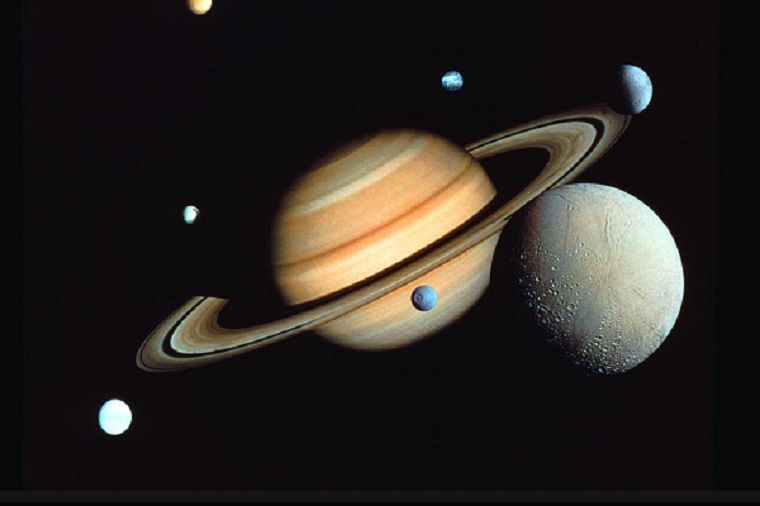 Ученые: Луны Сатурна «поедают» кольца планеты