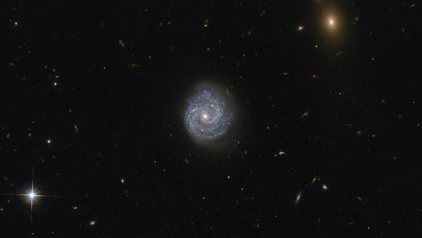Ученые обнаружили таинственную черную дыру в центре спиральной галактики