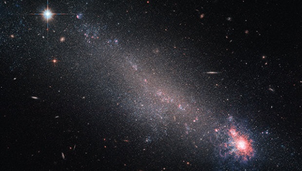 «Хаббл» запечатлел «крик» новорожденных звезд в далекой галактике