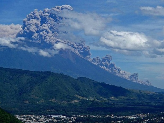 Вулкан Фуэго в Гватемале вновь активизировался