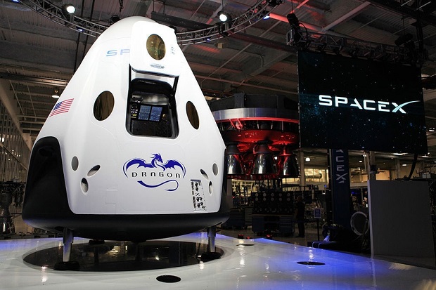 SpaceX отправит 2-х туристов в коммерческий полет вокруг Луны в следующем году