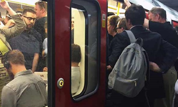 Пассажиров московского метро попросили снимать рюкзаки