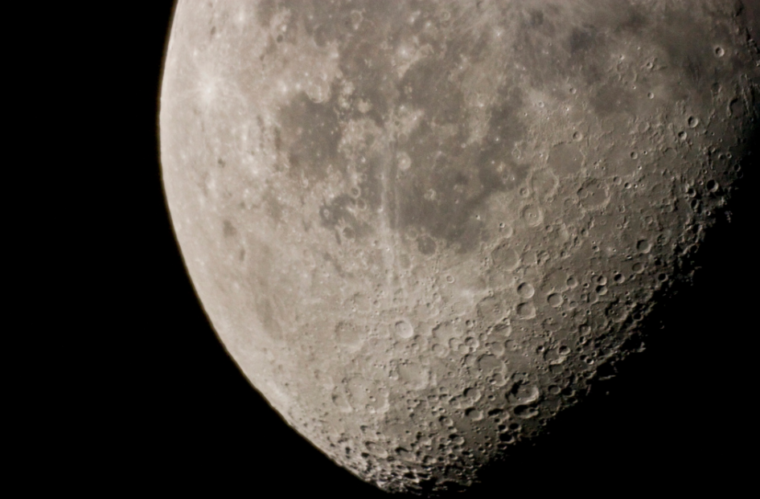 NASA обнаружило на лунной орбите утерянный индийский спутник