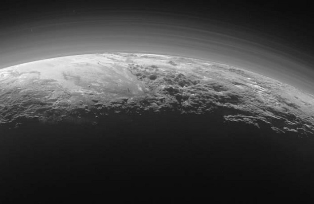 У Плутона холодная и неоднородная атмосфера — Ученые