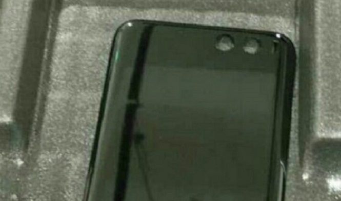 Xiaomi Mi Max 2 сфотографировали внутри прозрачного чехла