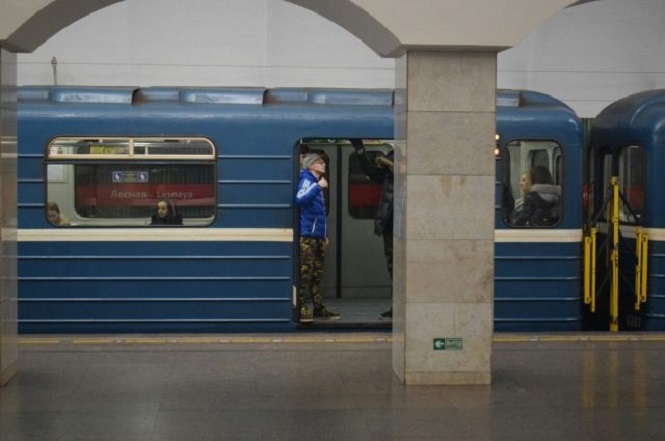 Петербуржцы жалуются на сбой в движении поездов на синей ветке метро