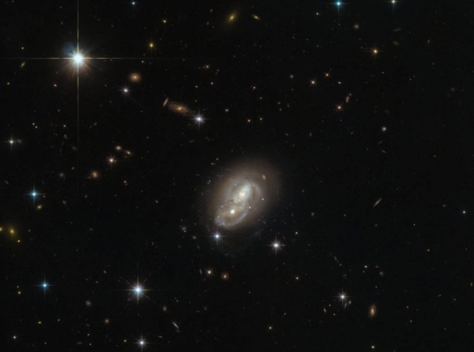 Телескоп Hubble запечатлел вальс двойной галактики в созвездии «Зайца»