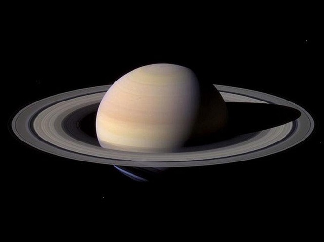 Зонд «Cassini» сообщил на Землю кадры странного шестиугольного урагана на Сатурне