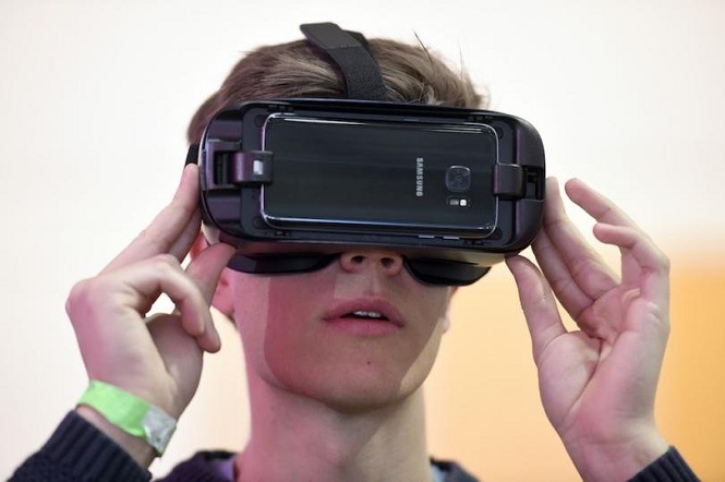 Самсунг сделает VR-гарнитуру с 2000 ppi