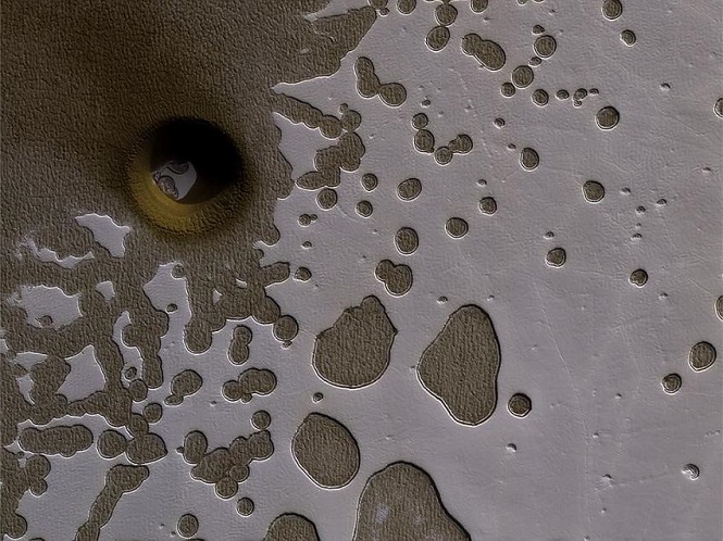 На Марсе спутник разглядел огромную дыру