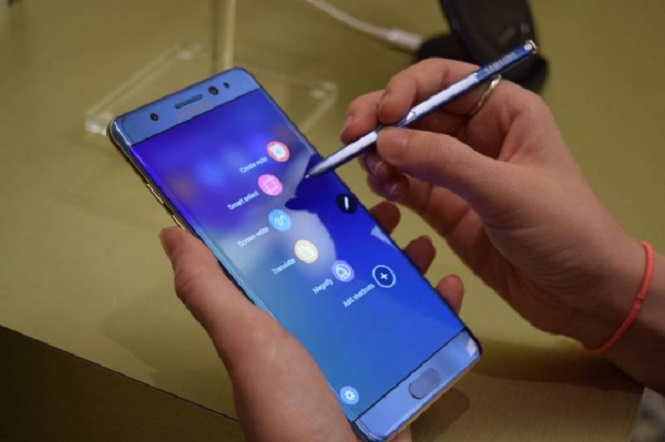Самсунг Galaxy Note 8 получит сканер отпечатков пальцев на задней панели