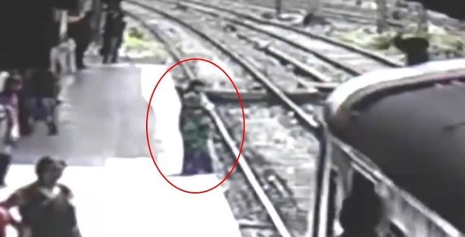 В Индии на видео засняли как женщина прыгнула под поезд и… исчезла