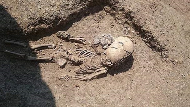 Археологи отыскали останки античного ребенка с деформированным черепом в Керчи