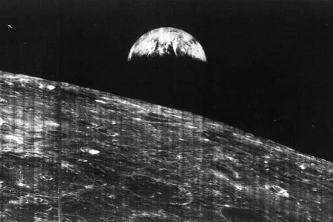 NASA опубликовало первые кадры Земли с лунной поверхности