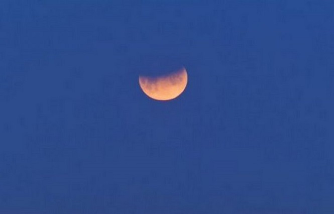 Уфологи: «красная луна» приманила к Земле сотни НЛО