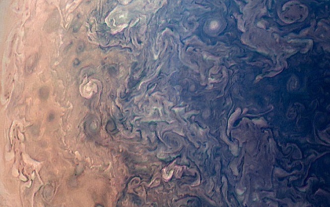 Ученые: Под верхним слоем Юпитера находится планета, подобная с Землей