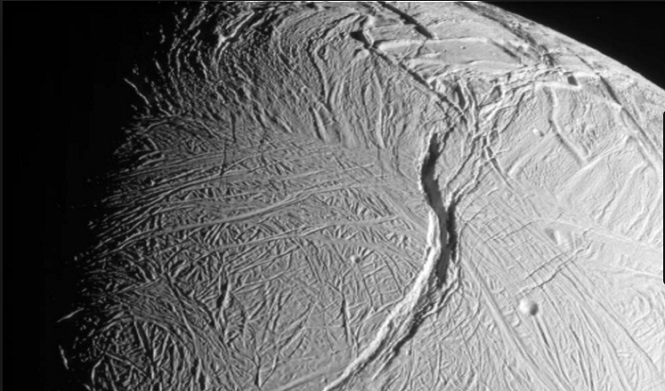 Зонд Cassini прислал на Землю «прощальный» снимок Энцелада