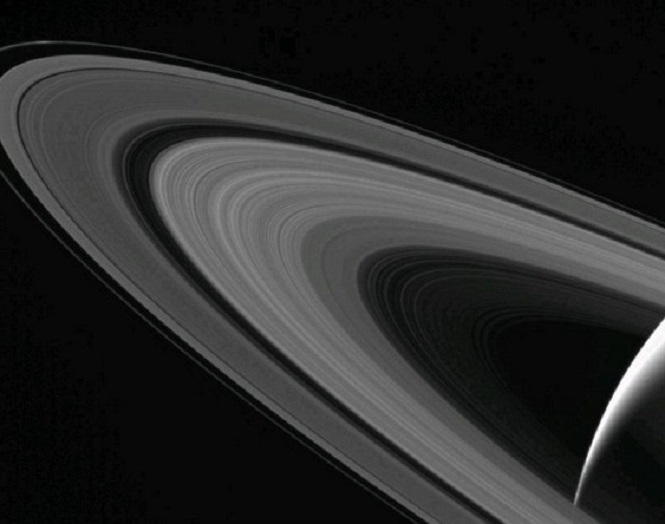 Зонд Cassini сделал цветные фото колец Сатурна