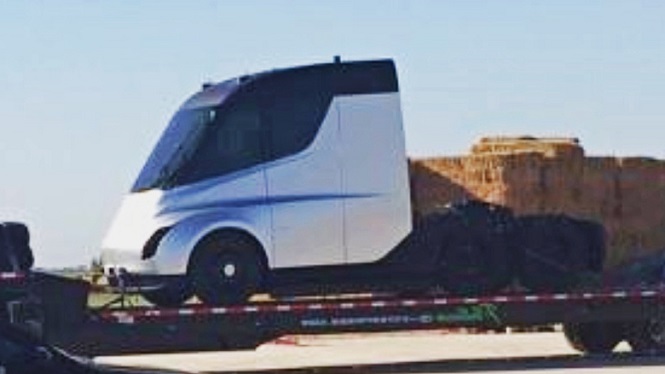 В интернете опубликовали фотокарточку беспилотного фургона Tesla