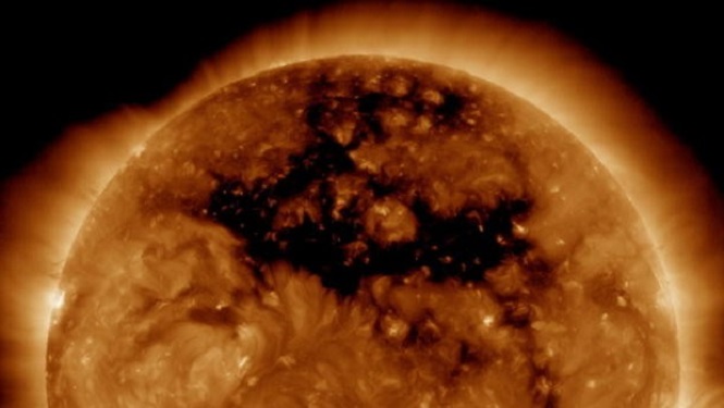 Ученые: Дыра в Солнце превосходит размер Земли в 1500 раз