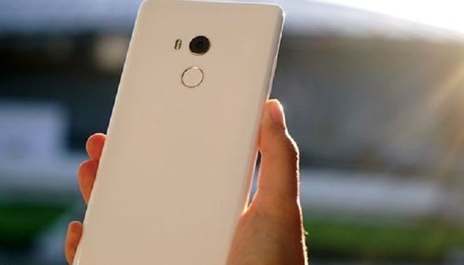 Смартфон Xiaomi Mi Mix 2 официально представят в РФ