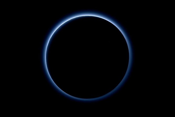 Холодную атмосферу Плутона пояснили дымкой в разряженной атмосфере — Астрофизики