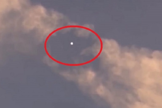 Размещено видео, где светящийся НЛО стирает облака