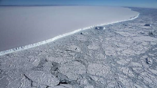 Айсберг размером в 4 острова Манхэттен раскололся и начинает дрейфовать