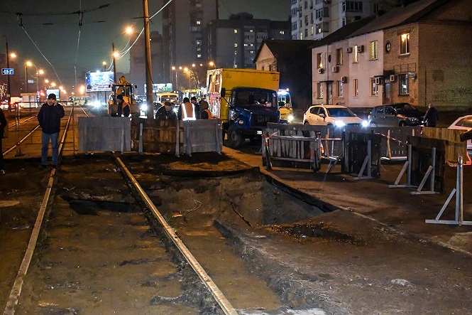 Под рельсами трамвая в Киеве провалилась земля
