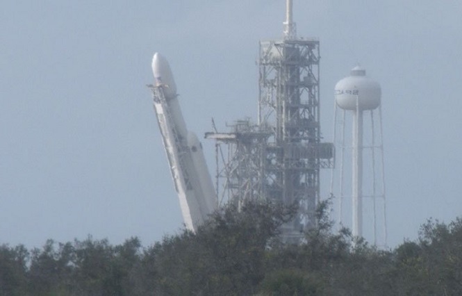 Ракету Falcon Heavy установили на стартовый стол